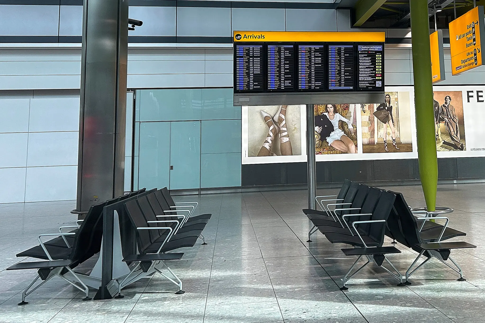 Раніше в п'ятницю всередині аеропорту.